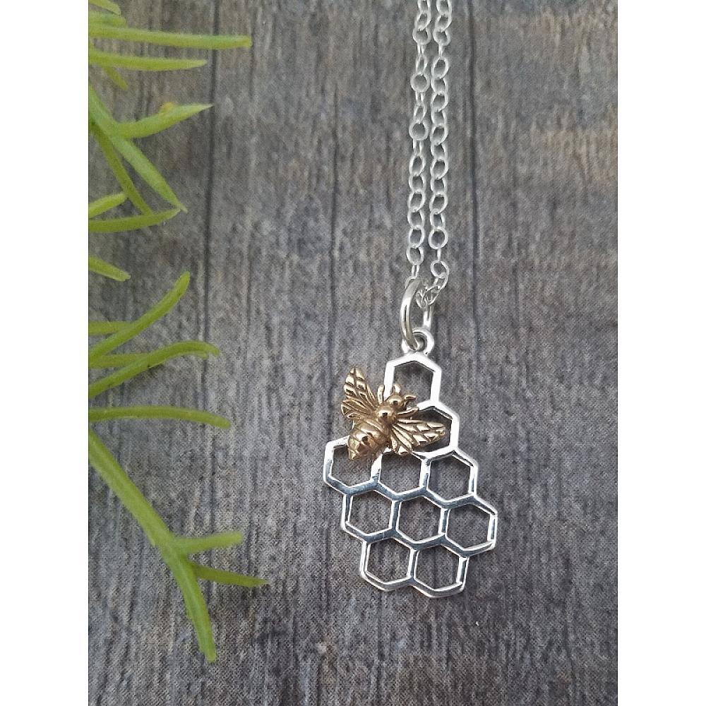 HONEYCOMB & BEE NECKLACE - Image 2